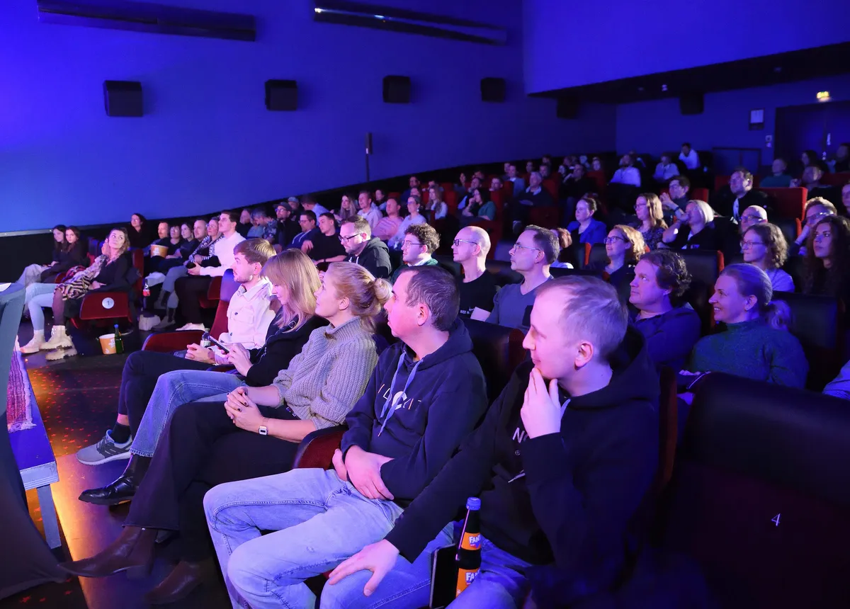 Publikum im Kinosaal verfolgt einen Pitch