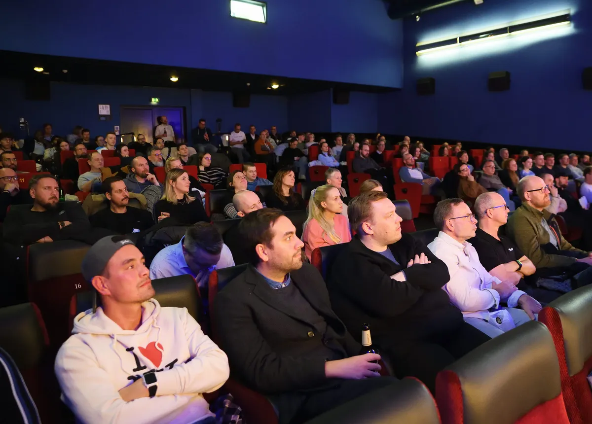 Publikum im Kinosaal verfolgt einen Pitch