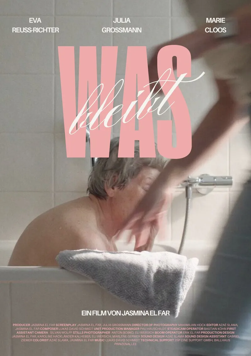 Filmplakat „Was bleibt“ mit großem rosa Schriftzug über einer älteren Frau in der Badewanne