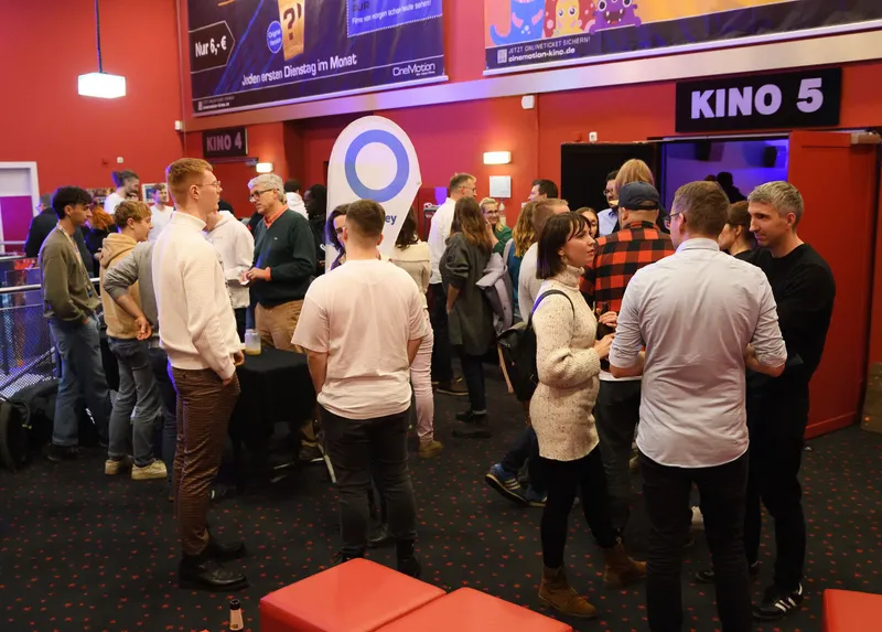 Gespräche im vollen Foyer vor Kino 5