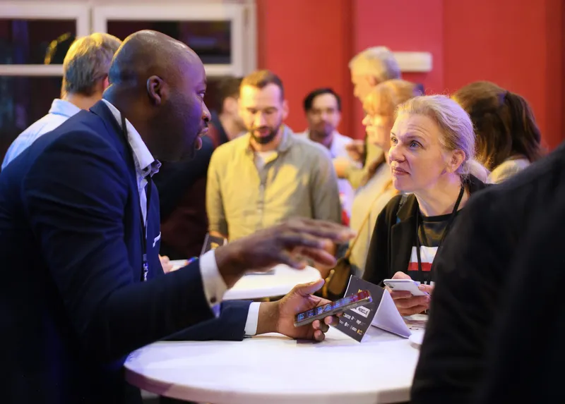 Gespräche an Stehtischen im Foyer